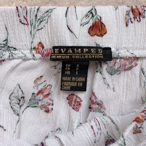 🔮2/$15🔮 White floral print crepe shorts - Picture 3 of 3